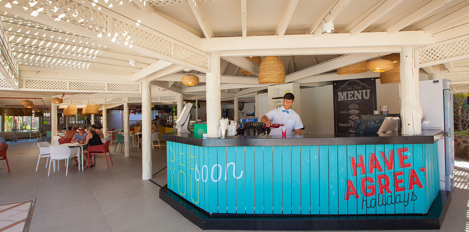  Iconic image of the Abora Continental by Lopesan Hotels pool bar in Playa del Inglés 